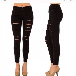 NWOT DISTRESSED BLACK SUPER STRETCHY SKINNIES